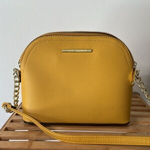 Steve madden yellow crossbody bag.